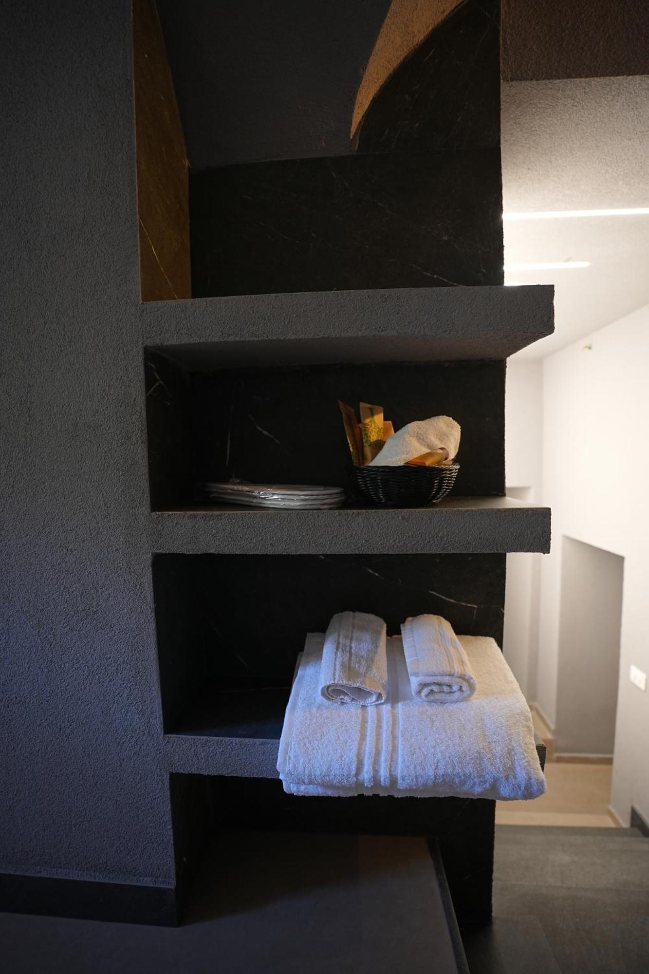 B&B Suites&Rooms Piazza Dei Martiri Aeroporto di Catania Fontana Rossa Esterno foto
