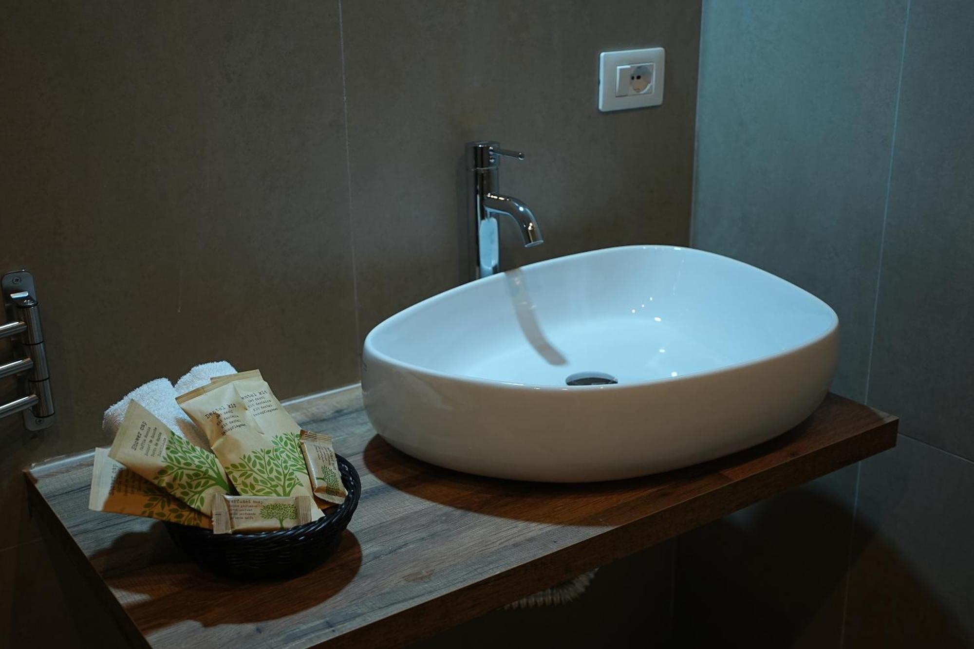 B&B Suites&Rooms Piazza Dei Martiri Aeroporto di Catania Fontana Rossa Esterno foto