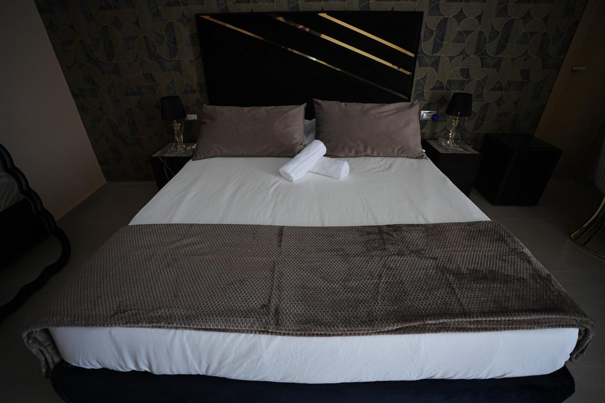 B&B Suites&Rooms Piazza Dei Martiri Aeroporto di Catania Fontana Rossa Esterno foto